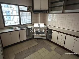 Spacious 3 bed for sale near Asoke