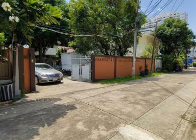 House for Sale in Watthana.