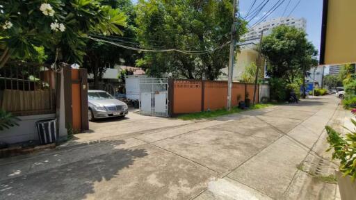 House for Sale in Watthana.