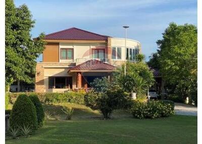 Big house in large piece of land 2 minute to beach for sale in Khanom Nakhon Si Thammarat 16 million Baht (EUR430,000)