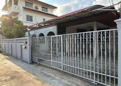 House for Rent in Phra Khanong.