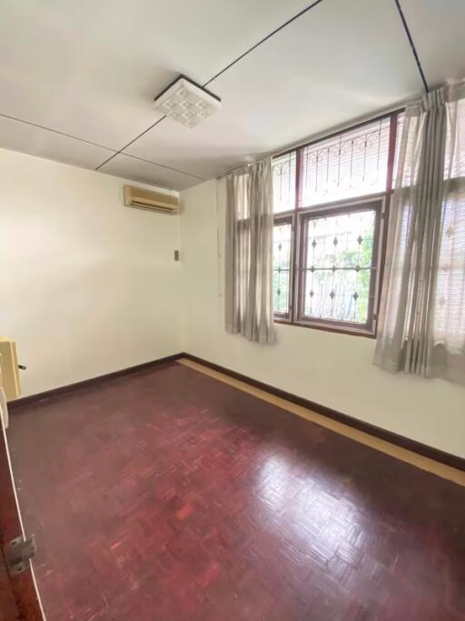 House for Rent in Phra Khanong.