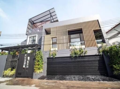 900 ตรม., 4 ห้องนอน, 5 ห้องน้ำ บ้าน ราคา ฿ 63,900,000