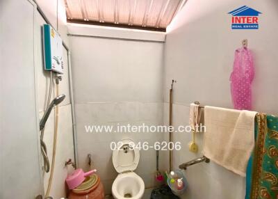 Small bathroom with basic amenities