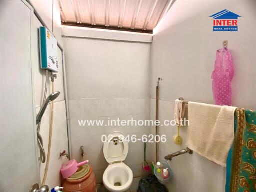 Small bathroom with basic amenities