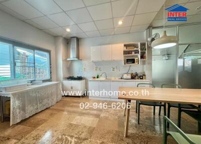 Modern kitchen with dining area