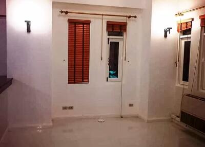 4 Bedroom Townhouse for Rent in Watthana