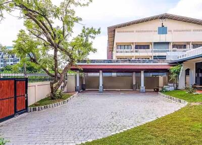 4 Bedroom House for Rent in Bang Na