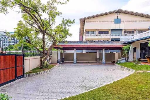 4 Bedroom House for Rent in Bang Na