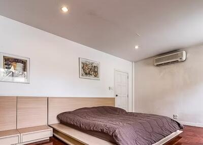 5 Bedroom House for Rent in Phra Khanong