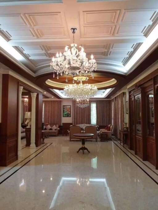 Luxurious Mansion in Suthep