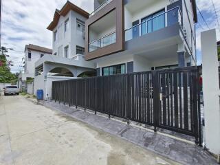 House for Rent, Sale in Watthana.