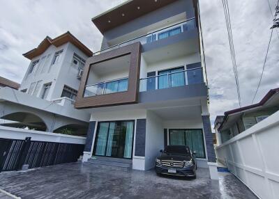 House for Rent, Sale in Watthana.
