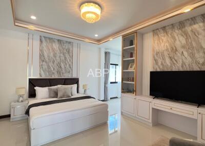 6 Bedrooms 8 Bathrooms in East Pattaya