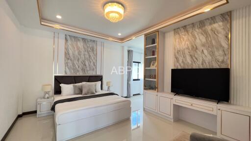 6 Bedrooms 8 Bathrooms in East Pattaya