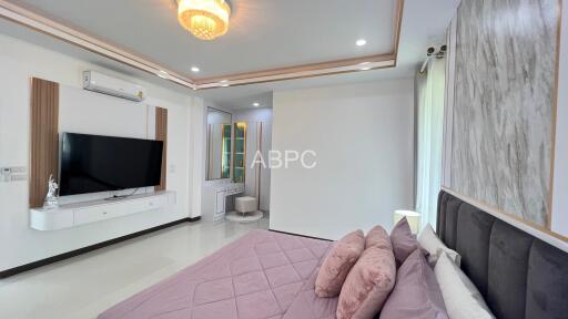 6 Bedrooms 8 Bathrooms in East Pattaya