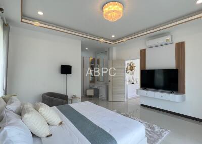 6 Bedrooms 8 Bathrooms in East Pattaya