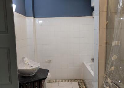 Bathroom with sink, bathtub, and air-conditioning