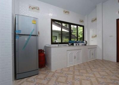 3 bedroom bungalow to rent on Charoen Rajd Road