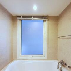 Clean bathroom with a bathtub and a frosted window