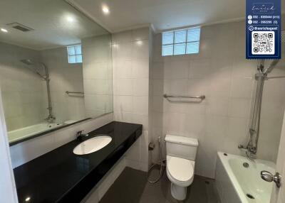 Modern bathroom with large mirror and bathtub