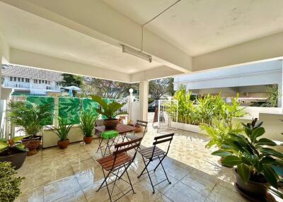 3 Bedroom Townhouse – 50m from the Beach!