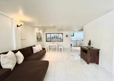 3 Bedroom Townhouse – 50m from the Beach!