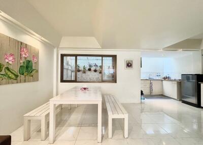 3 Bedroom Townhouse – 50m from the Beach!