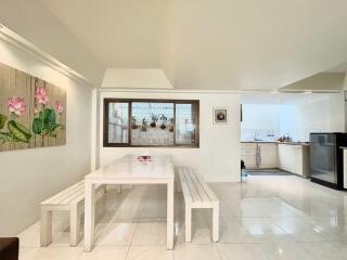 3 Bedroom Townhouse – 50m from the Beach!