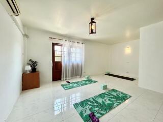 3 Bedroom Townhouse – 50m from the Beach!