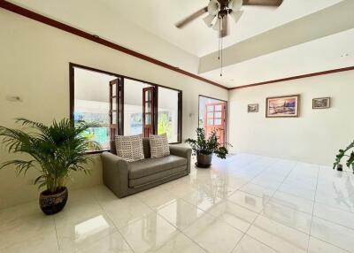 3 Bedroom Townhouse – 50m from the Beach!