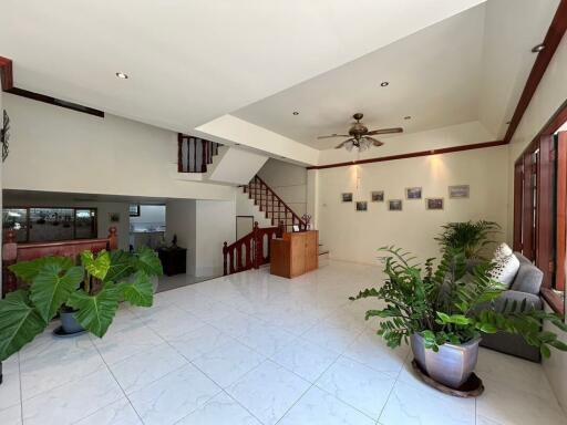 3 Bedroom Townhouse – 50m from the Beach!