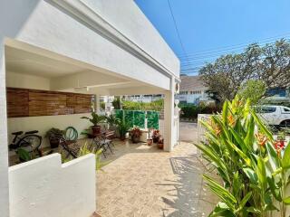 3 Bedroom Townhouse – 50m from the Beach!