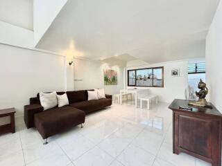 3 Bedroom Townhouse – 50m from the Beach!