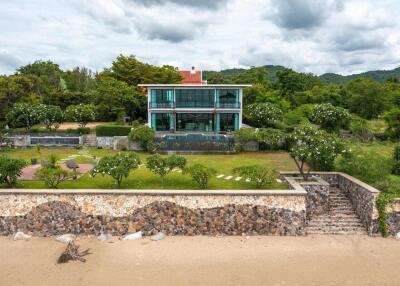 Amazing 4 Bedroom Beachfront Pool Villa