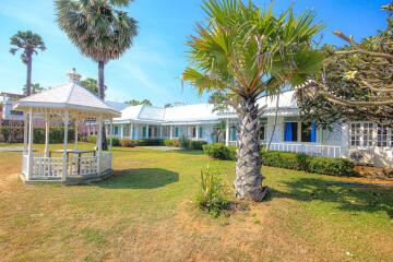 Beach Front - 6 Bedroom Villa