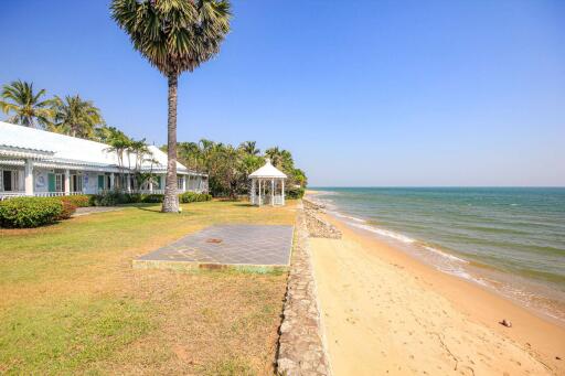 Beach Front - 6 Bedroom Villa