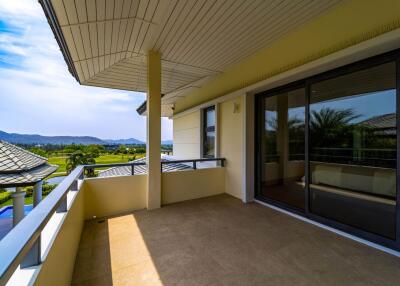 Black Mountain: 5 Bedroom Golf Course Villa