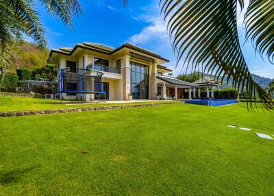 Black Mountain: 5 Bedroom Golf Course Villa