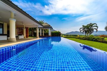 Black Mountain: 5 Bedroom Golf Course Villa