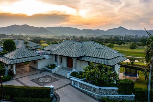 Black Mountain: 5 Bedroom Golf Course Villa