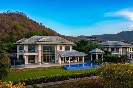 Black Mountain: 5 Bedroom Golf Course Villa