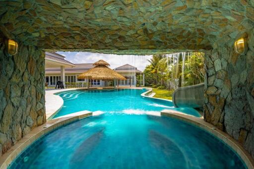 Woodlands: 7 Bedroom Pool Villa