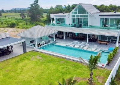 4 Bedroom Pool Villa close to Black Mountain