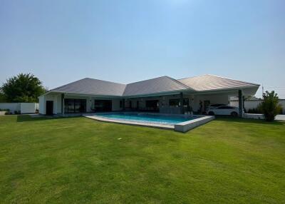 Immaculate 4 Bed Pool Villa