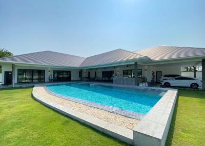 Immaculate 4 Bed Pool Villa