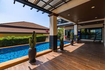 Horizon: 5 Bedroom Villa Close to Town