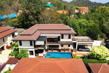 Horizon: 5 Bedroom Villa Close to Town