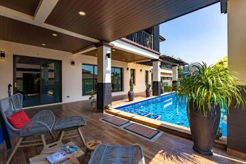 Horizon: 5 Bedroom Villa Close to Town