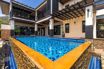 Horizon: 5 Bedroom Villa Close to Town